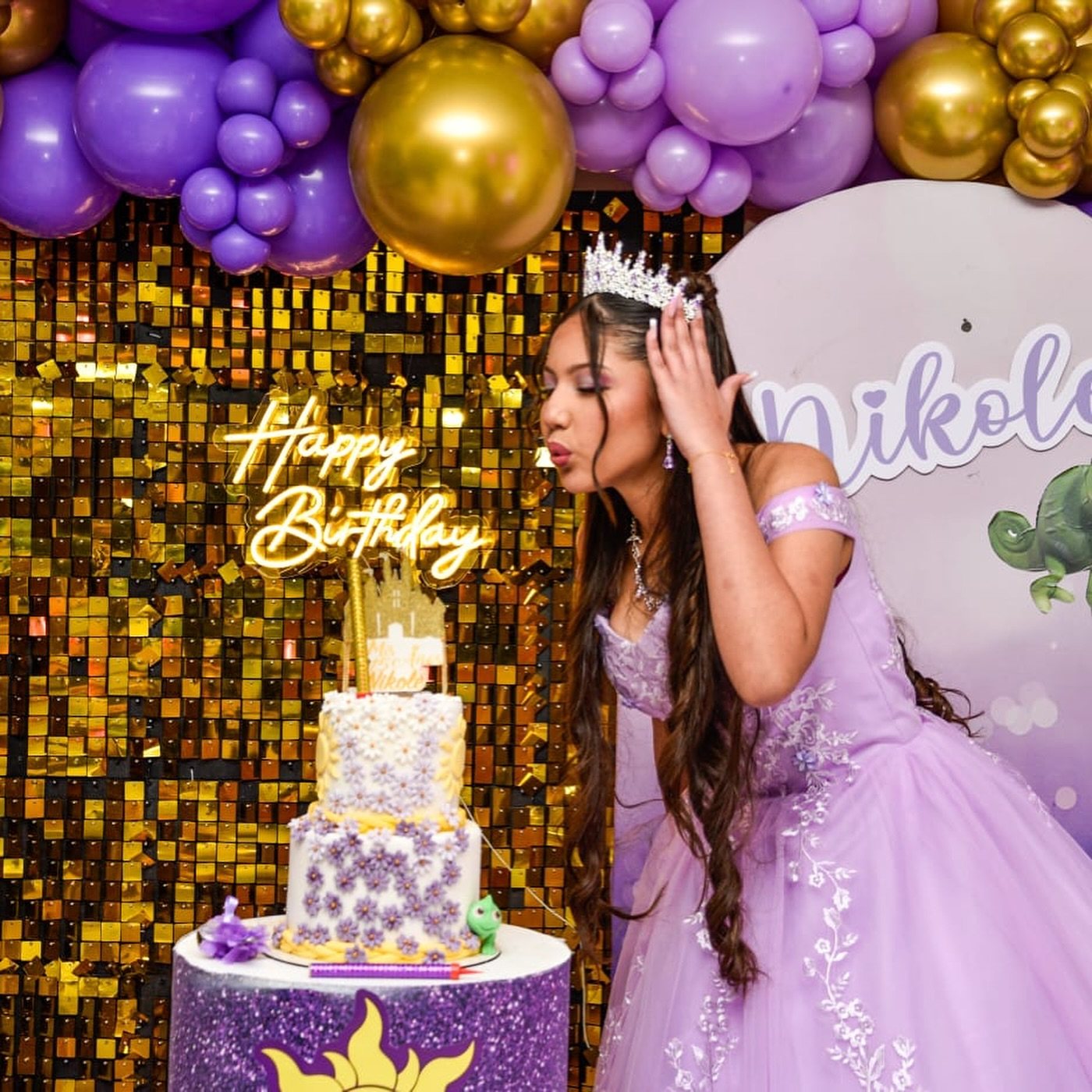 Quinceañera con corona y torta