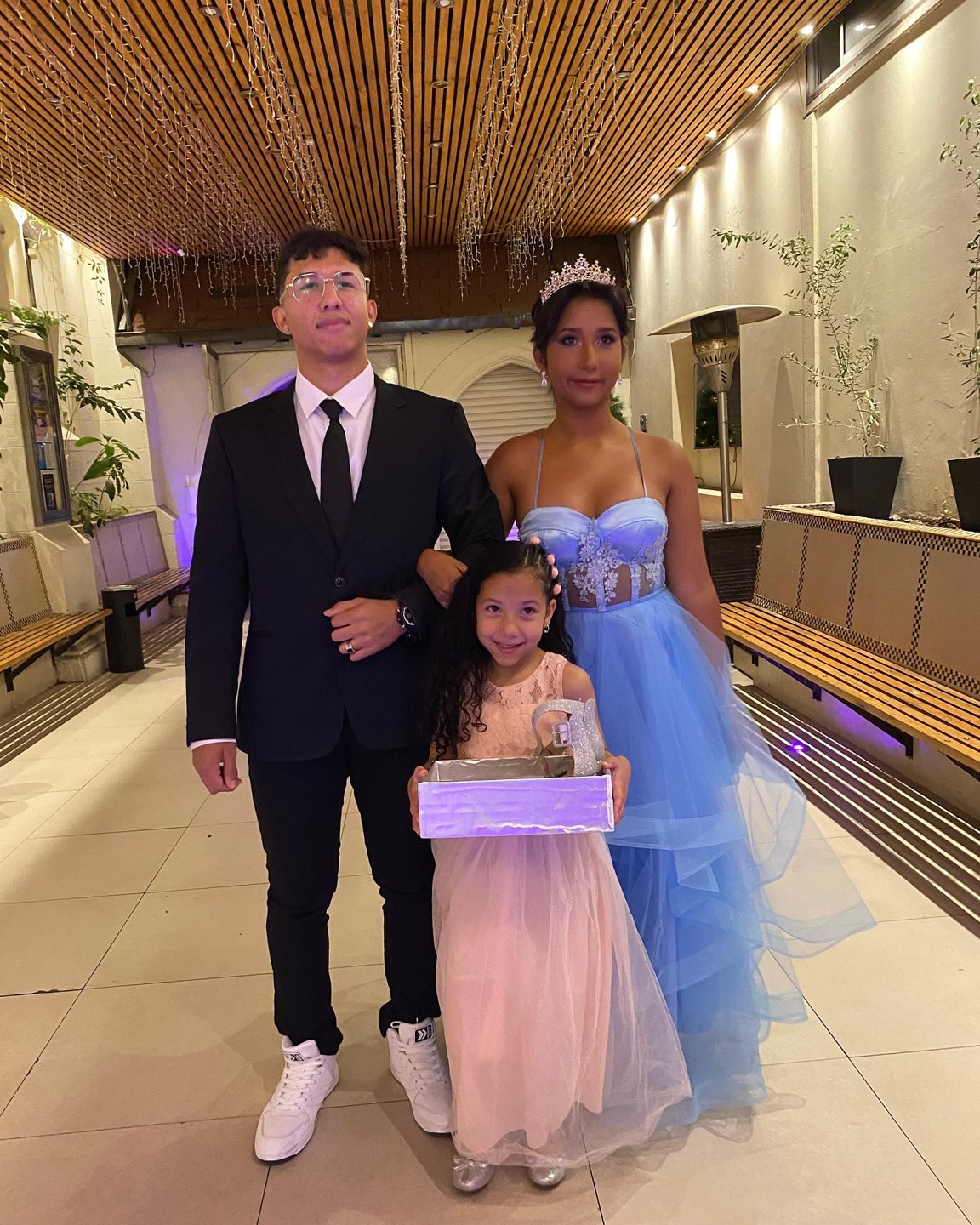 Quinceañera coronada con su familia